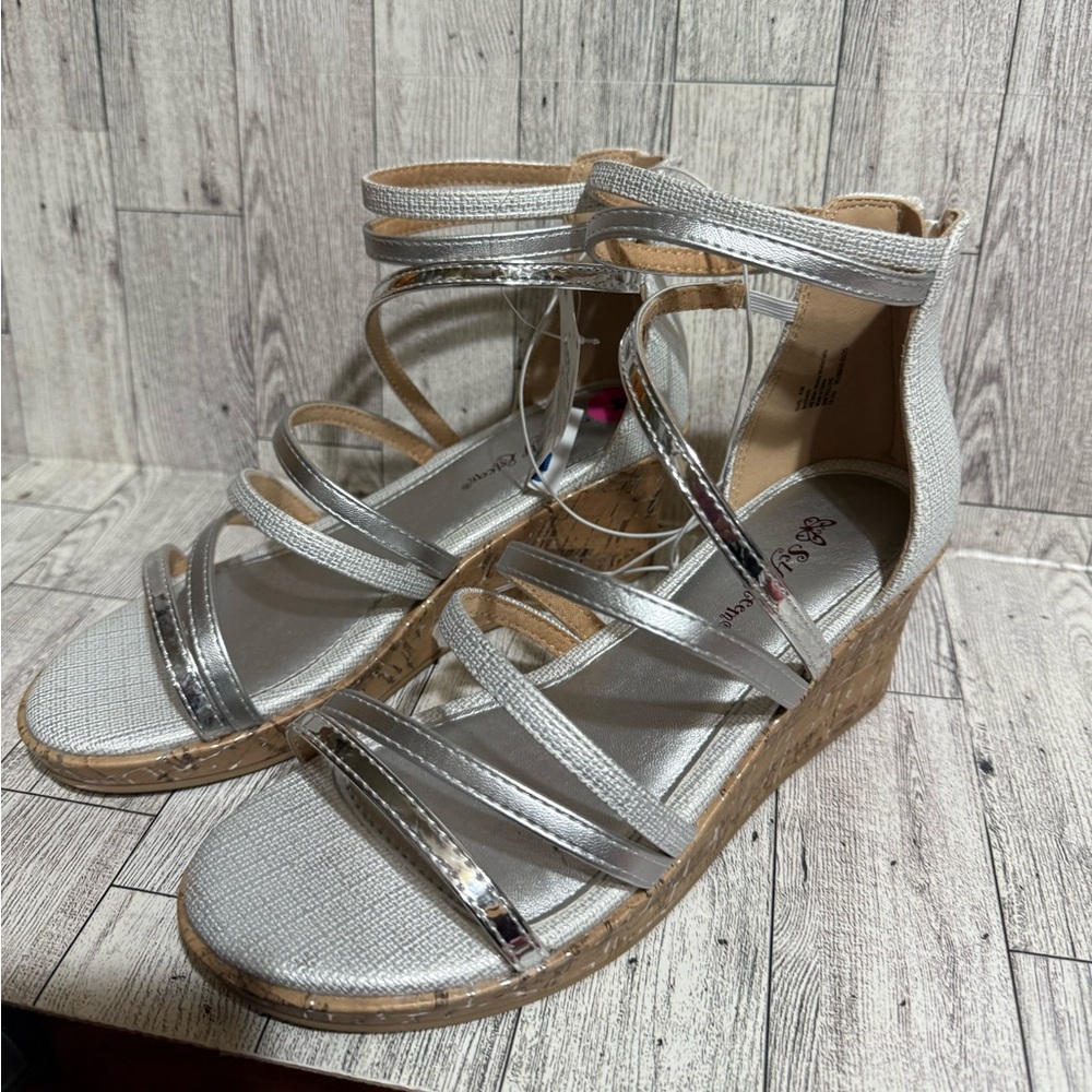 Girls  Stylish Silver Wedge Sandals sz 4. NWT